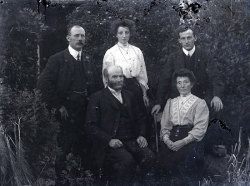 Tom Mathias: Grwpiau Teulu